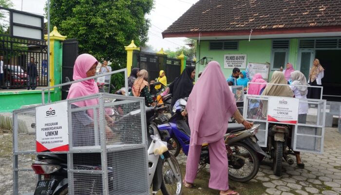 Pedagang saat menerima gerobak