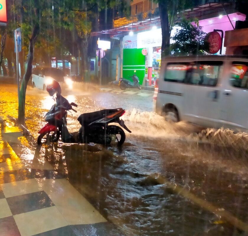 Banjir di jalan Diponegoro Tuban