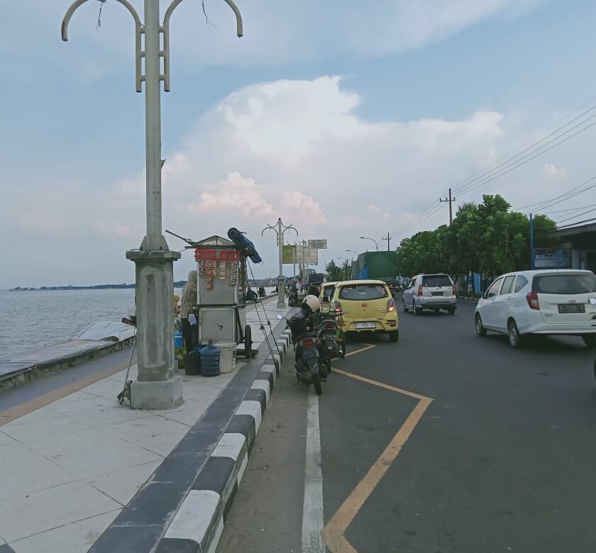 kondisi trotar jalan RE Martadinata Tuban