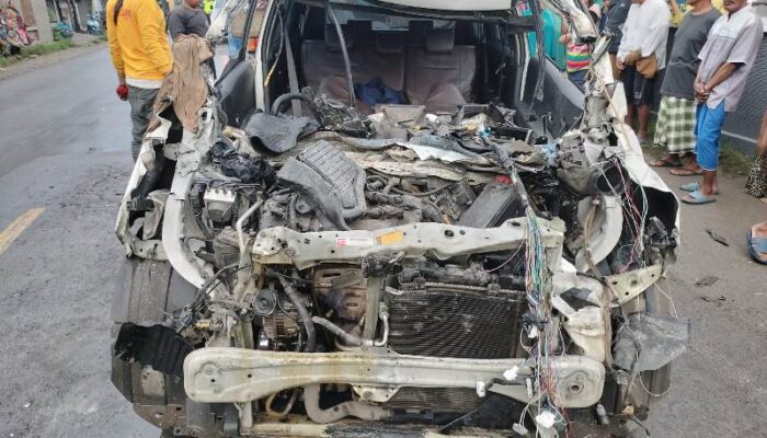 Mobil Calya Tabrak Truk