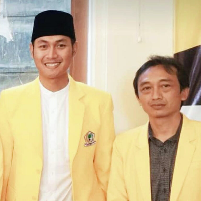 Foto Mohammad Imam Solikhin ST, mantan anggota DPRD Tuban dari Partai Gerindra berpose dengan Ketua DPD Partai Golkar Tuban sekaligus Bupati Tuban Aditya Halindra Faridzky. Foto ini yang diunggah melalui story WhatsApp usai mengajukan bacaleg di KPU Tuban, pada Minggu (14/5/23).