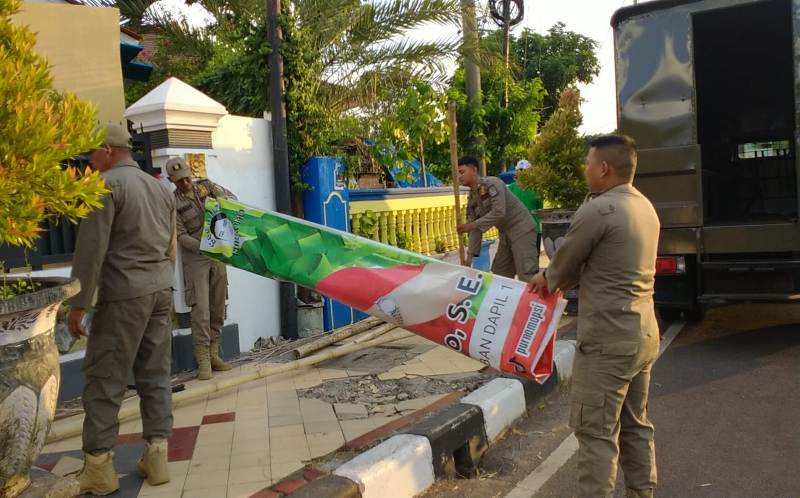 Petugas Satpol PP Tertibkan Banner Liar