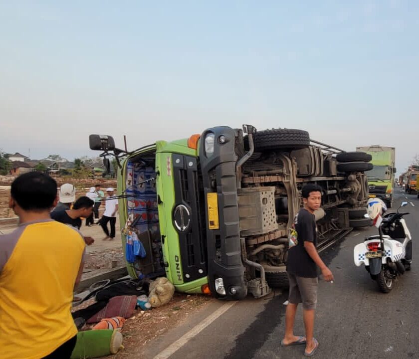 Tronton Terguling di Ring Road Tuban