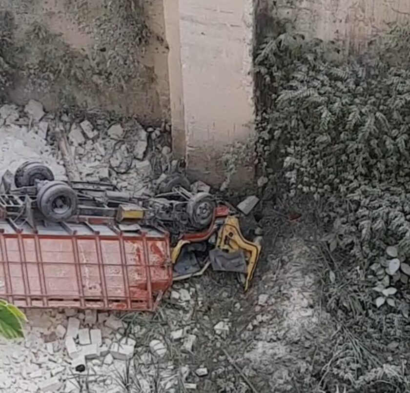 Truk terjun ke Tambang