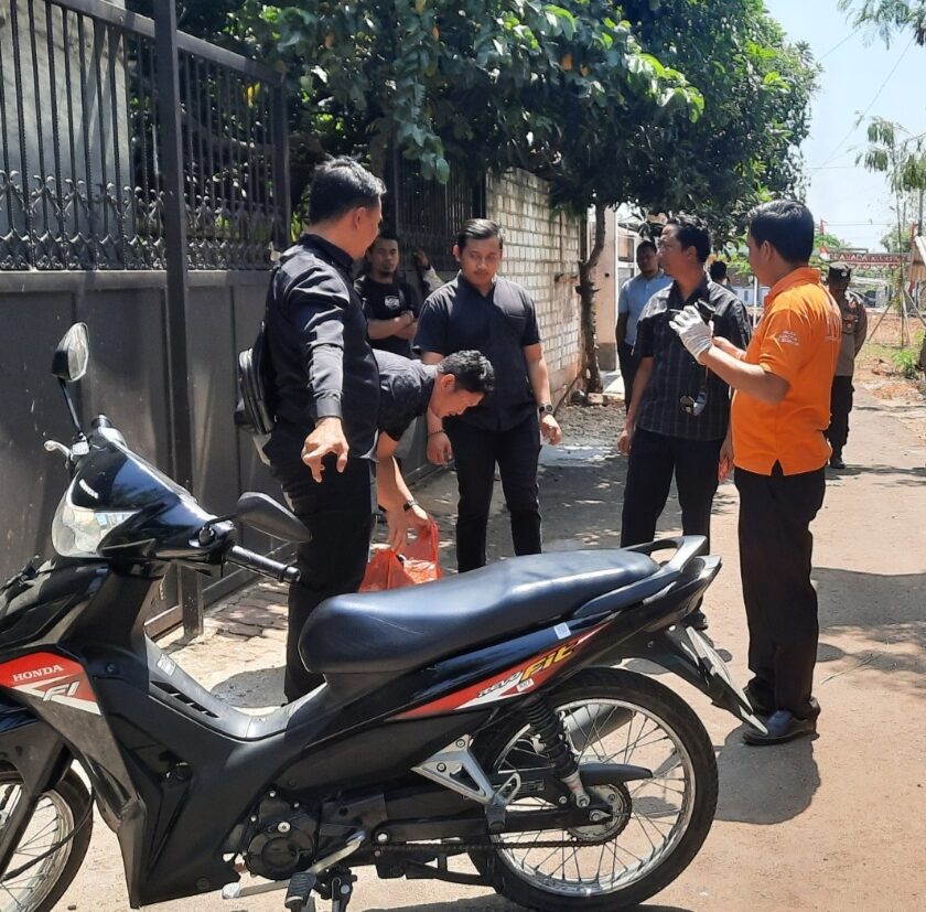Petugas Sat Reskrim Polres Tuban saat melalukan olah TKP pembunuhan di depaan kos yang ada di Kelurahan Karang, Semanding Tuban.(foto:Tubannews.id)