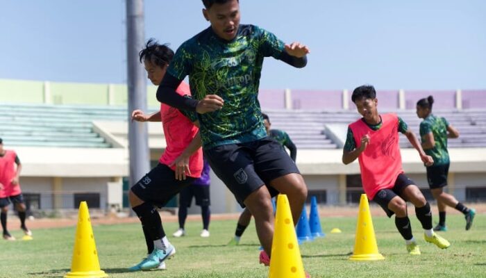 Latihan pemain Persela