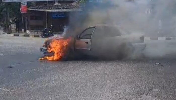 Mobil Sedan terbakar