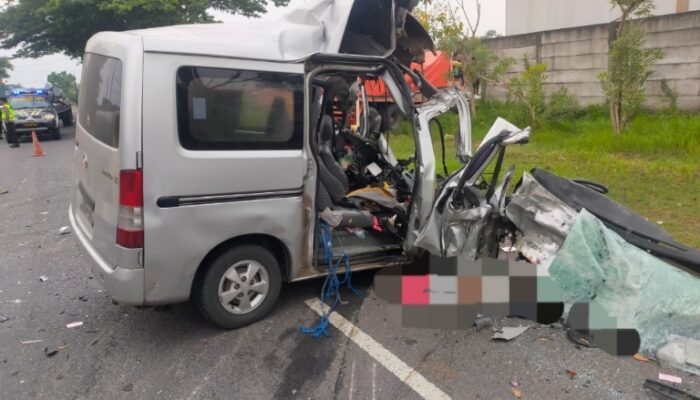 Grand max tabrak truk tronton