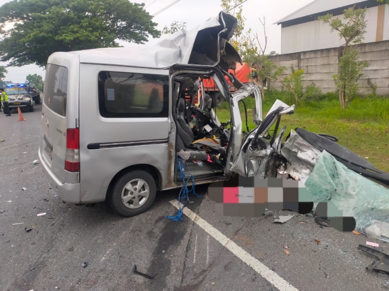 Grand max tabrak truk tronton