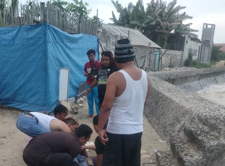 Pemuda lompat ke laut