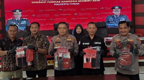 Waka Polresta Tuban bersama Kabag Ops dan juga Kasat Narkoba saat menunjukan barang bukti hasil ungkap kasus peredaran Narkoba di Tuban.