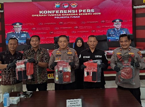 Waka Polresta Tuban bersama Kabag Ops dan juga Kasat Narkoba saat menunjukan barang bukti hasil ungkap kasus peredaran Narkoba di Tuban.