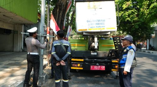 Cegah dan tekan angka kecelakaan, petugas memasang lampu Blue Light di sejumlah titik di Jalur Pantura Tuban.