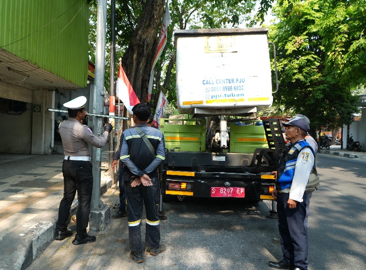 Cegah dan tekan angka kecelakaan, petugas memasang lampu Blue Light di sejumlah titik di Jalur Pantura Tuban.