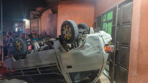 Mobil terbalik