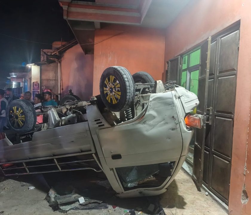 Mobil terbalik