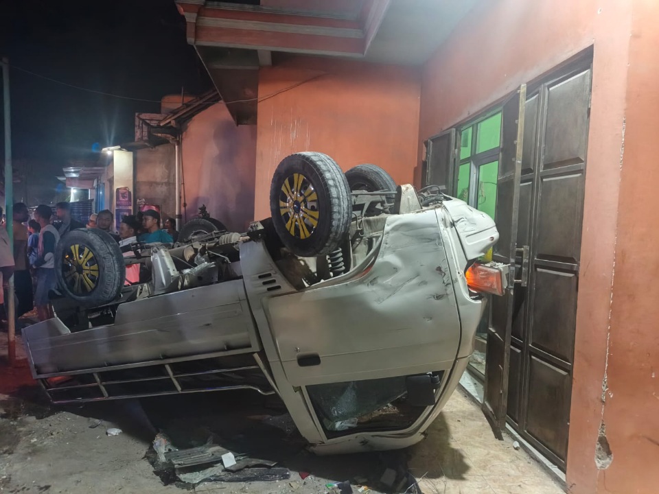 Mobil terbalik