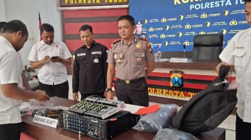 Petugas Kepolisian Polresta Tuban membeberkan barang bukti hasil pencurian dua pemuda dari beberapa sekolah di Tuban.