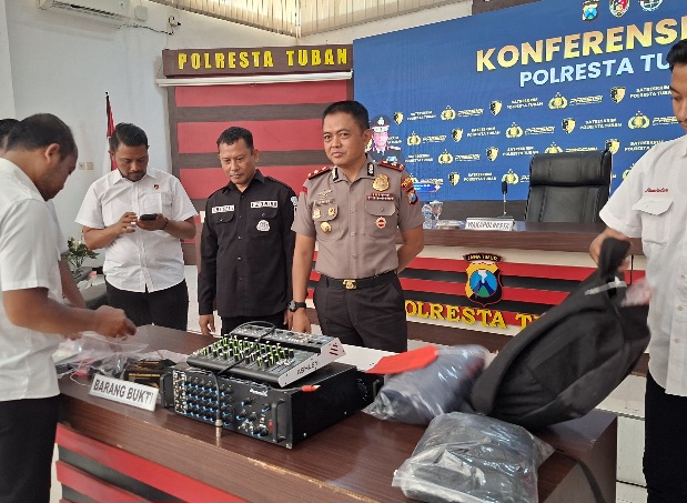 Petugas Kepolisian Polresta Tuban membeberkan barang bukti hasil pencurian dua pemuda dari beberapa sekolah di Tuban.