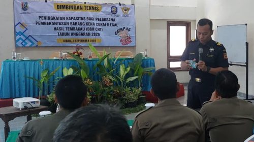Petugas Satpol PP dan Damkar Tuban saat mengikuti kegiatan peningkatan Kapasitas Pemberantasan Rokok Ilegal.