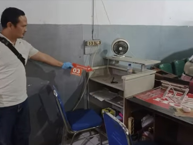 Petugas melakukan olah TKP di Bengkel Motor yang disatroni maling di wilayah Kecamatan Kerek, Tuban.